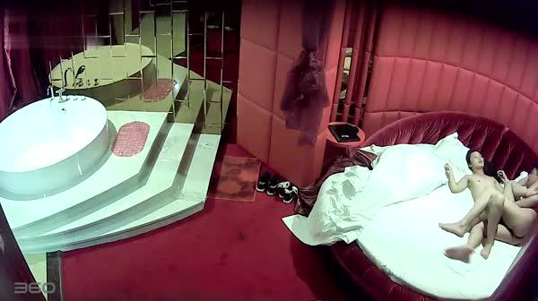 猥琐中年和长发高挑美女开房啪啪玩的花样还挺多的